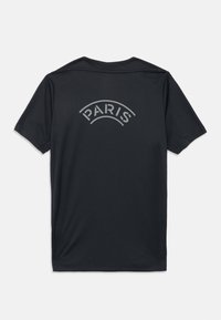 Czarny sportowy t-shirt z zakrzywionym napisem „PARIS” w odbijającym światło srebrnym kolorze na plecach. Wykonany z teksturowanej, oddychającej tkaniny.