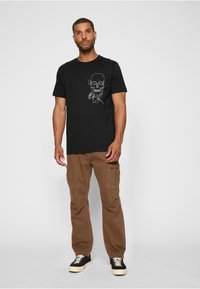 Mister Tee SKULL ONE LINE TEE - Apdrukāts T-krekls - black