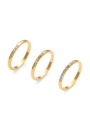 Tres anillos delgados de oro, cada uno con una fila de pequeñas piedras preciosas multicolores, mostrados sobre un fondo blanco.