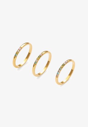 Tres anillos delgados de oro, cada uno con una fila de pequeñas piedras preciosas multicolores, mostrados sobre un fondo blanco.