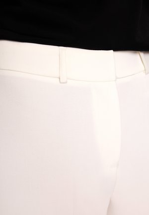 Białe spodni tailorowane z gładką strukturą, szlufkami na pasek i bezszwowym przodem. Brak widocznych kieszeni lub wyraźnych detali szwów.