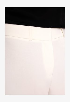Białe spodni tailorowane z gładką strukturą, szlufkami na pasek i bezszwowym przodem. Brak widocznych kieszeni lub wyraźnych detali szwów.