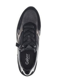 Gabor comfort sneaker met een mix van zwarte suede en lakleer, ronde neus, zwarte veters en een ritsdetail aan de zijkant.