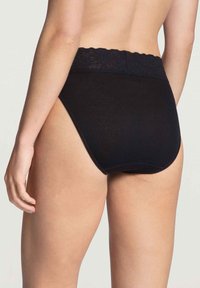 Zwarte katoenen slips met een gegolfde kanten tailleband. Gladde textuur, hoge beenopeningen en subtiele stiksels.