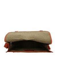 Brun lædertaske med et lærred indeni, der har et rummeligt, uforet rum og en simpel flaplukning.