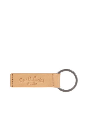 Hellbrauner Leder-Schlüsselanhänger mit Metallring, geprägt mit dem Logo Gusti Leder studio und sichtbaren Nähten an jedem Ende.