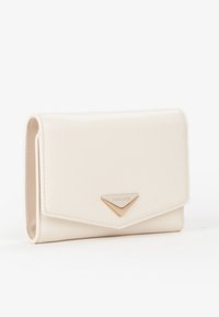 Crème faux leren portemonnee met een flapsluiting, gouden hardware en een driehoekaccent met de merknaam "Miriade."