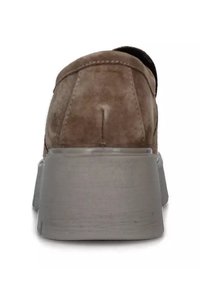 Scarpa in suede marrone con retro arrotondato, dotata di una spessa suola a piattaforma grigia e dettagli di cucitura sottili. La texture liscia esalta il design complessivo.