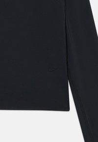 Μαύρο αθλητικό κορμάκι με μακριά μανίκια, κατασκευασμένο από ριμπ ύφασμα, με μικρό μαύρο λογότυπο Nike στο εμπρός μέρος, με εφαρμοστή και ομαλή υφή.