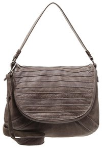 Hnědá kožená kabelka přes rameno s texturovaným plisovaným designem, zipovým uzávěrem a nastavitelným popruhem. Zaoblený tvar s jemnými šicími detaily.