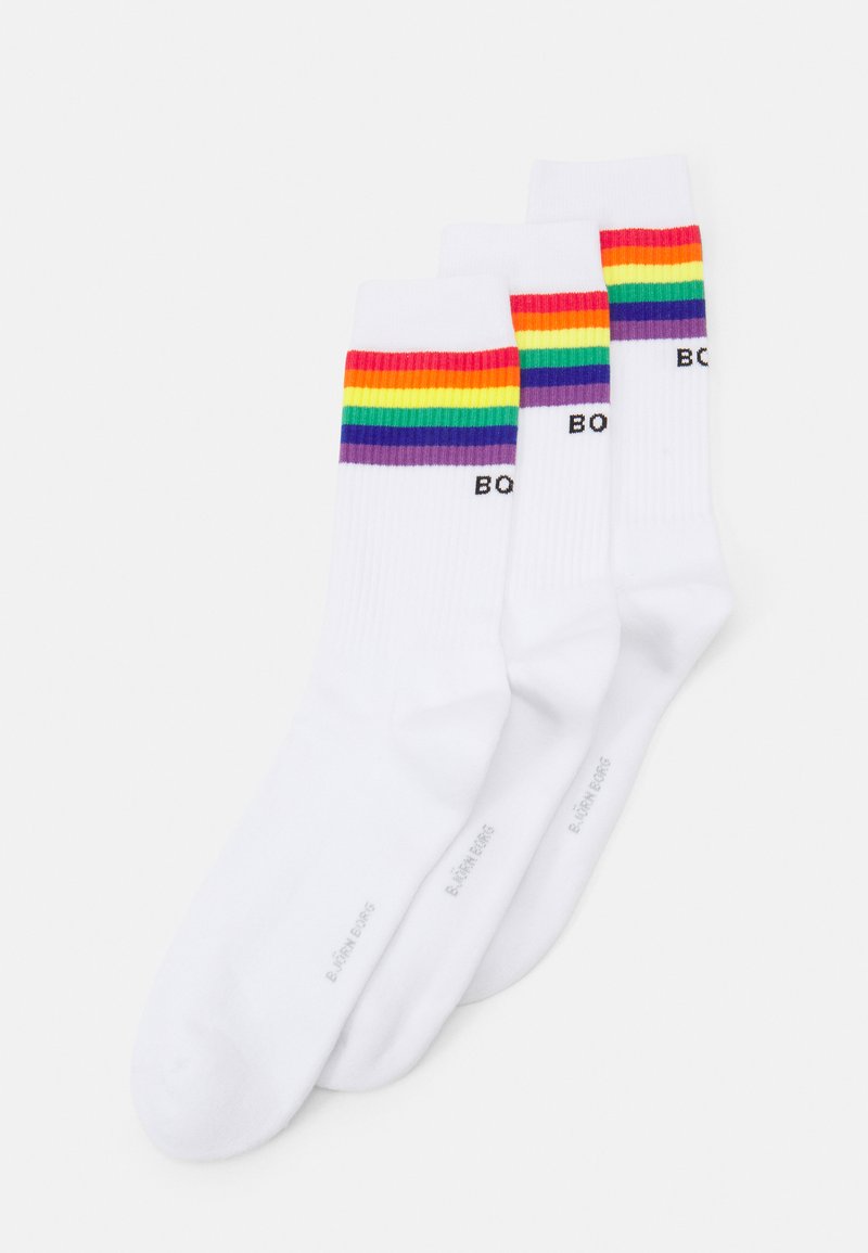 Weiße Baumwollsocken mit einem gerippten Muster, die am oberen Ende horizontale Regenbogenstreifen und den aufgedruckten Text "B.O.G." an der Seite haben.
