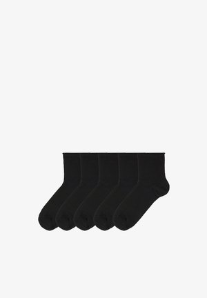 Cinq paires de chaussettes en coton noir avec une texture lisse, de longueur mi-mollet et avec un renfort au niveau des orteils, disposées en rangée.