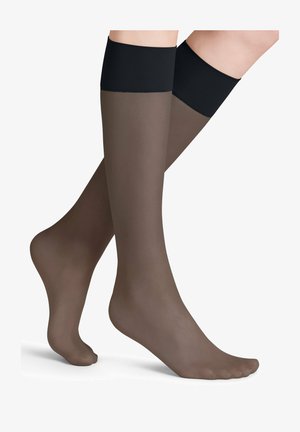 Des bas transparents marron jusqu'à la cuisse avec une bande noire solide en haut, présentant une texture lisse et un design ajusté.