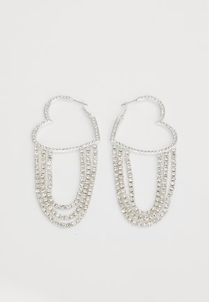 Pendientes de aro plateados en forma de corazón, con hebras en cascada de strass transparentes que aportan un brillo y textura adicionales.