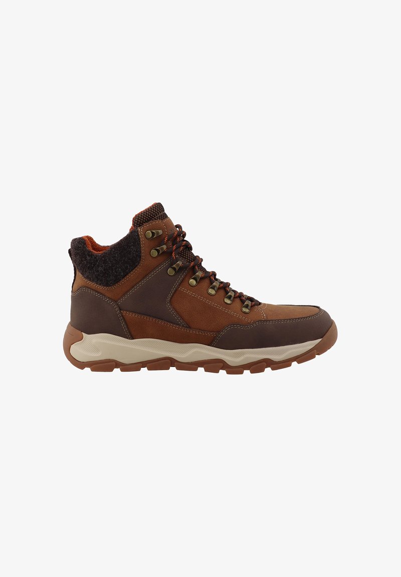 Botte de randonnée marron et marron foncé avec accents orange, col rembourré à la cheville, œillets métalliques et semelle épaisse en caoutchouc beige et marron.
