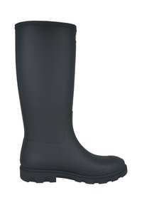 Vysoká černá gumová holínka s rýhovanou podrážkou a zaoblenou špičkou, navržená pro voděodolné nošení venku.