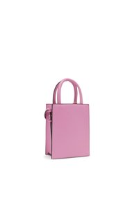 Sac à main en cuir rose avec un design structuré, deux poignées et une forme rectangulaire. Présente une texture lisse et des bords noirs contrastants.