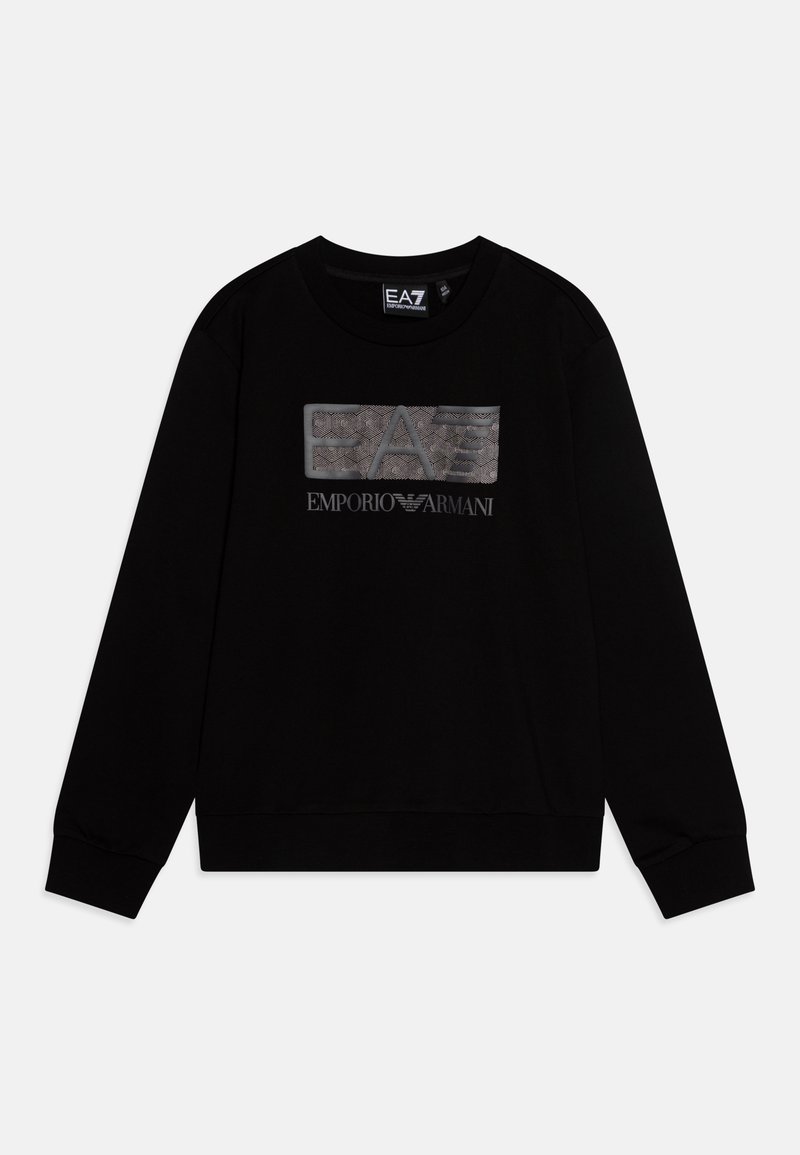 Sudadera negra de cuello redondo hecha de un material suave, con un logo texturizado en gris, y puños y dobladillo acanalados para un ajuste ceñido.