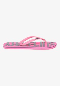 Roze rubberen teenslippers met grijze letters. Heeft een getextureerde zool en dunne banden, ontworpen voor casual gebruik. Geen opmerkelijke hardware of accenten.