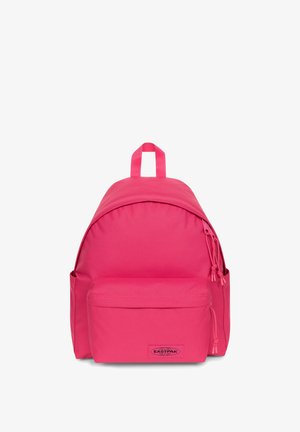 Roze stoffen rugzak met afgeronde bovenkant, externe zak en handvat bovenaan. Soepele textuur, verstelbare riemen en een treklintsluiting.