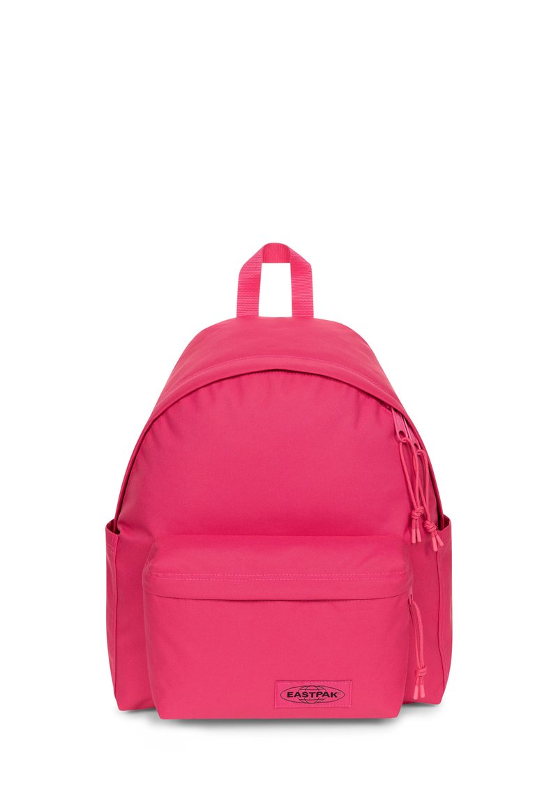 Zaino in tessuto rosa con parte superiore arrotondata, tasca esterna e manico superiore. Texture liscia, spallacci regolabili e dettaglio con chiusura a coulisse.