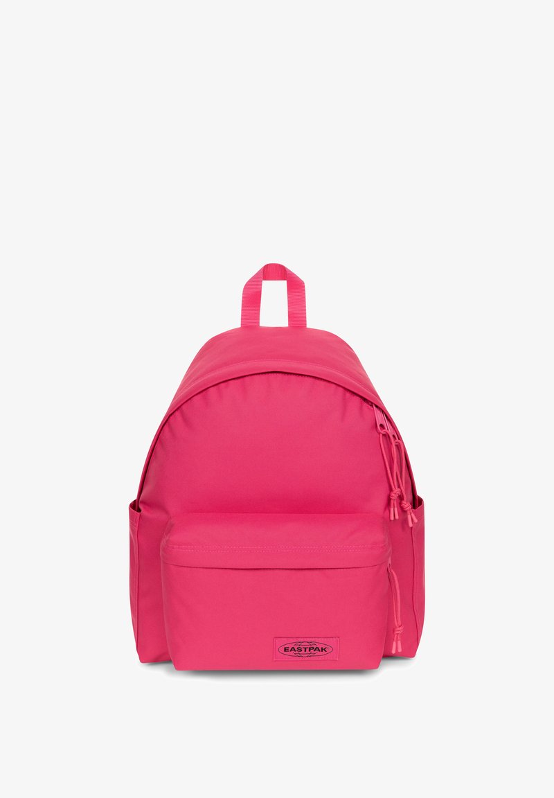 Zaino in tessuto rosa con parte superiore arrotondata, tasca esterna e manico superiore. Texture liscia, spallacci regolabili e dettaglio con chiusura a coulisse.