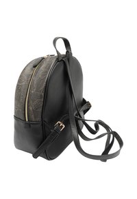 Zaino in pelle nera con forma rotonda. Dotato di chiusura con zip, dettagli in metallo dorato e un pannello frontale in tessuto fantasia.