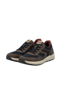 Baskets de sport pour homme en marine et marron, présentant un mélange de matériaux en daim et en maille, avec un système de laçage et une fermeture éclair, dotées d'une semelle rembourrée.