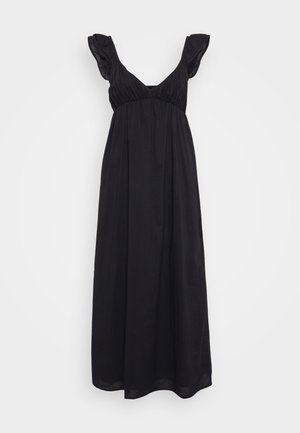 Vestido largo negro de tela ligera, con un profundo escote en V, mangas con volante y una cintura fruncida que crea una silueta fluida.