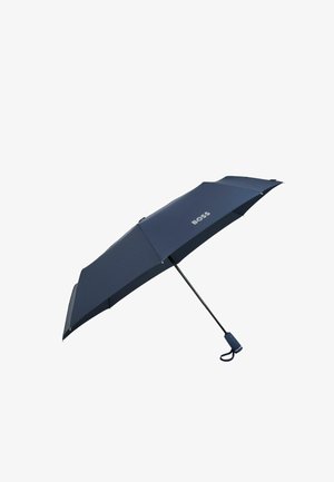 Parapluie pliable bleu marine avec un auvent texturé, des nervures en métal noir et une poignée assortie avec une sangle pour le poignet. Comprend le logo "BOSS".