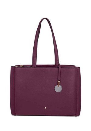 Sac à main en cuir violet avec doubles bretelles, forme rectangulaire, fermeture éclair et petit pendentif rond en métal à l'avant.