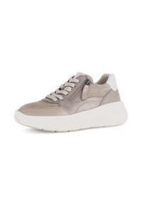 Grijze suède sneakers met een zachte textuur, voorzien van een gevoerd tong, witte rubberen zool en een zijrits voor gemakkelijk aan- en uittrekken.