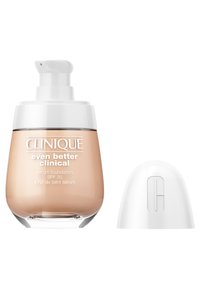 Clinique Even Better Clinical Serum Foundation in einem klaren Fläschchen mit weißem Pumpmechanismus, hellbeige Flüssigkeit, mit SPF 20 gekennzeichnet, schlankes rundes Design.