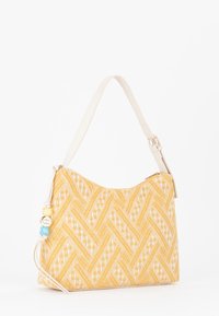 Borsa a tracolla gialla intrecciata con motivo a zigzag, texture morbida e tracolla crema. Presenta perline colorate sul tirazip.
