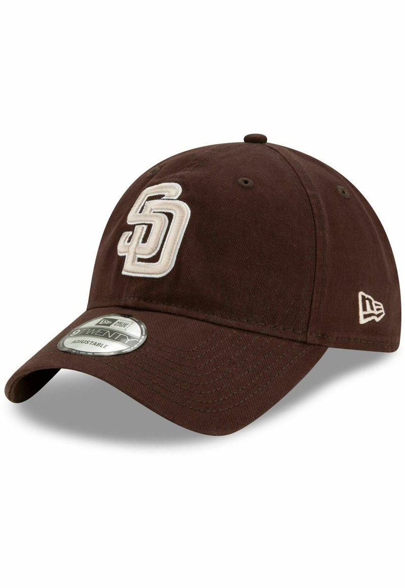 Casquette de baseball marron en tissu, ornée d'un logo "SD" brodé en crème à l'avant et d'un petit logo sur le côté. Ajustement réglable.