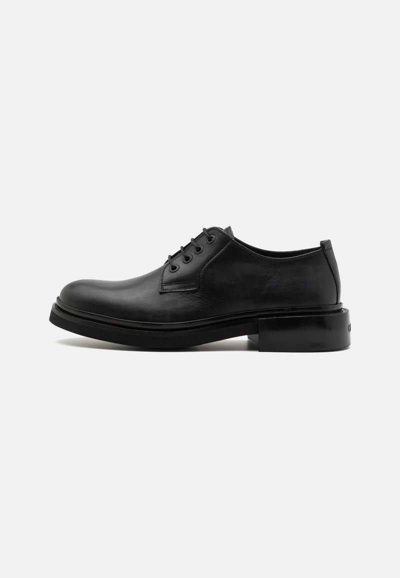 Calvin Klein - POSTMAN DERBY - Suvarstomi - triple black, Padidinti