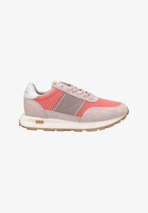 Sneaker with a mesh and suede upper in orange, pink, and grey. Features a lightweight sole and padded collar, with a textured pattern.