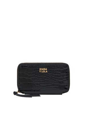 Cartera negra con cremallera, estampado de cocodrilo, logo dorado "BIMBA Y LOLA" y pestaña de cuero en la cremallera dorada.