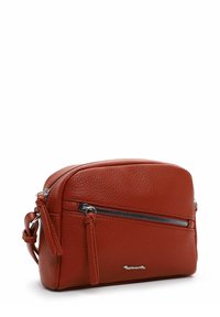 Borsa a tracolla in pelle di colore rosso-arancio con superficie texture. Caratterizzata da una tasca frontale con zip e una tracolla staccabile con un dettaglio annodato.