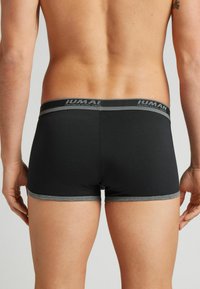 Svarta stretch bomullsboxer med en grå midja, med en logotyp på baksidan och kontrasterande grå kant längs benöppningarna.