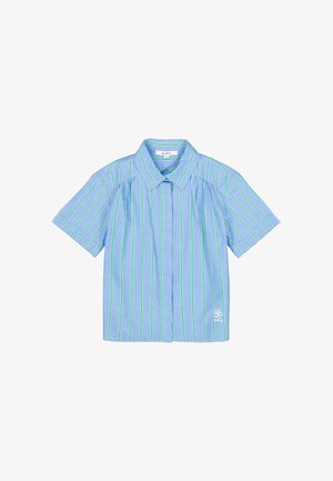 Camisa de manga corta con botones en tejido azul claro con rayas verticales verdes, que presenta un cuello abierto y un pequeño logo en el dobladillo.