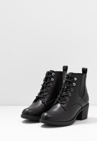 Anna Field Tronchetti - black