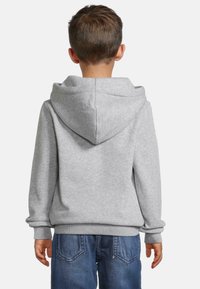 Grå hoodie med en stor, rund huva, ribbade ärmslut och nederkant. Materialet verkar mjukt, med en slät textur och avslappnad passform.