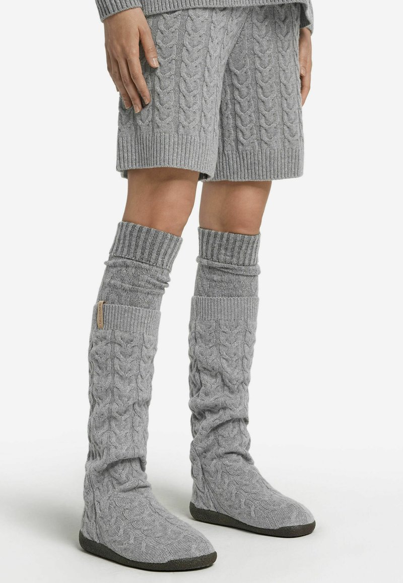 Szare dzianinowe krótkie spodenki z warkoczowym wzorem i pasujące do nich podkolanówki. Miękka tekstura z prążkowanymi mankietami i antypoślizgowymi podeszwami.