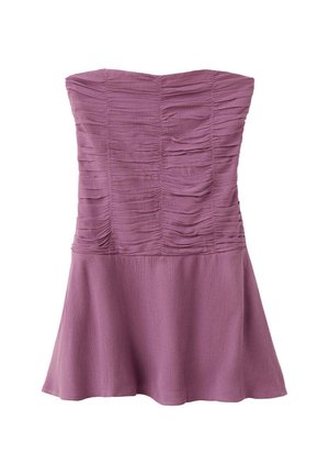 Vestido púrpura sin tirantes con corpiño fruncido y falda acampanada, hecho de tela texturizada, mostrado sobre un fondo blanco.