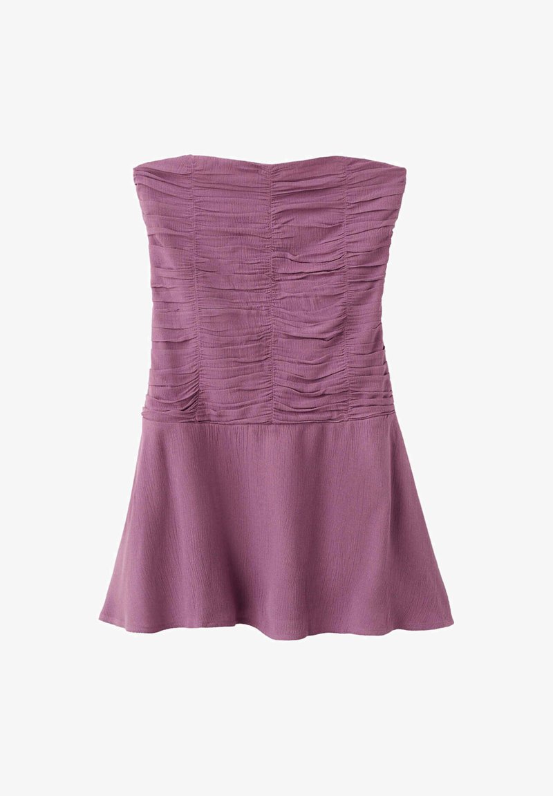 Robe violette sans bretelles avec corsage froncé et jupe évasée, en tissu texturé, présentée sur fond blanc.