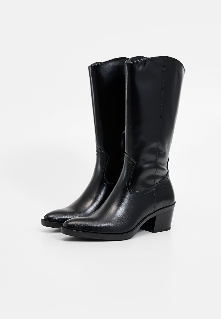 Botas de cuero negro hasta la rodilla con puntera puntiaguda, tacón bajo en bloque, textura suave y sutil detalle de costura en los laterales.