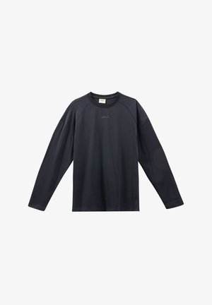 Langærmet skjorte lavet af mørkeblå stof, med rund halsudskæring, raglanærmer og et diskret "HALO" logo på brystet.