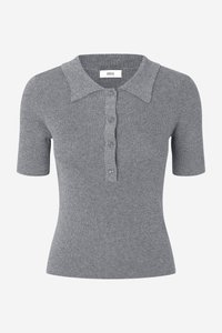 Sivá rebrovaná polokošeľa s krátkymi rukávmi, zapínaním na gombíky vpredu a mäkkým golierom. Vyrobená z elastického materiálu s priliehavým strihom.