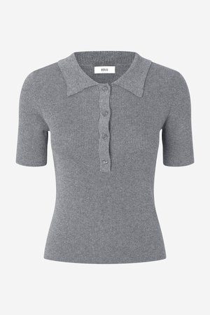 Polo cinzento com nervuras, mangas curtas, botões na frente e gola suave. Feito de um material elástico, com um design ajustado.